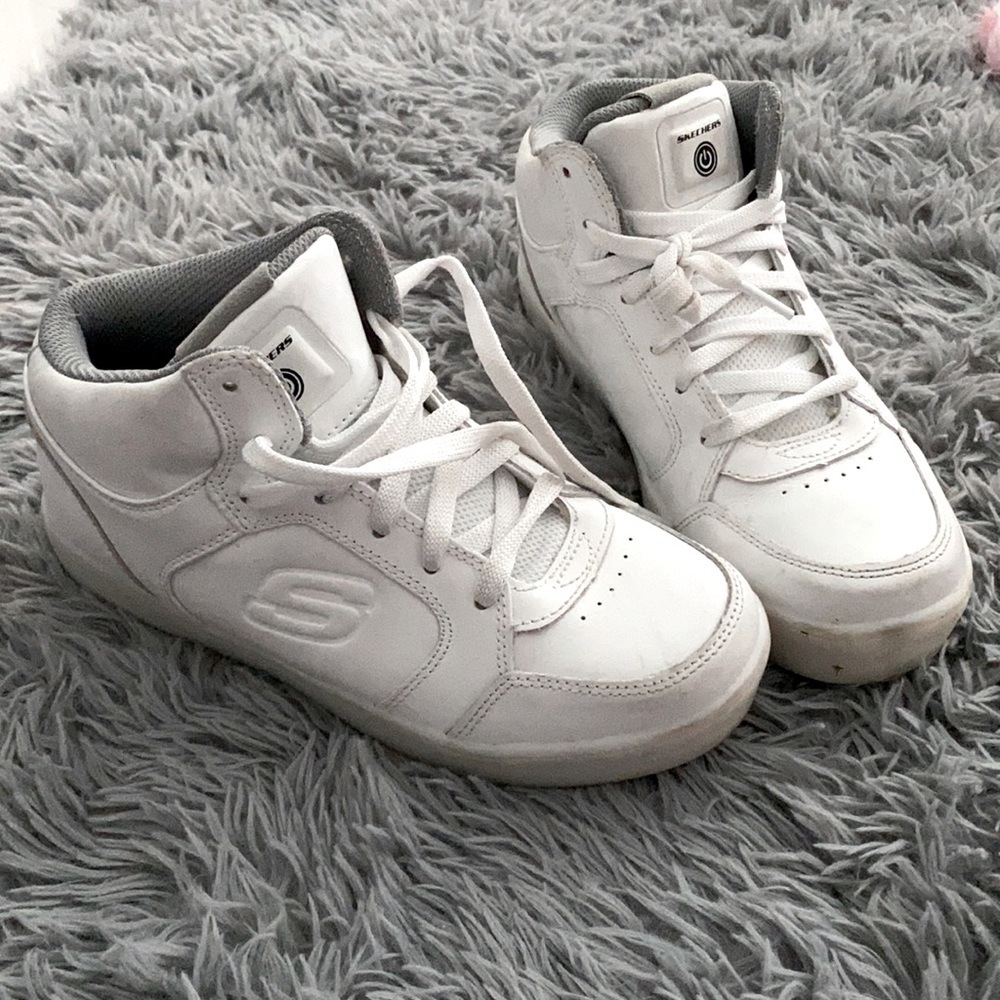 Sneakers brand: Skechers Size: 5.5 boys / Perfect Condition